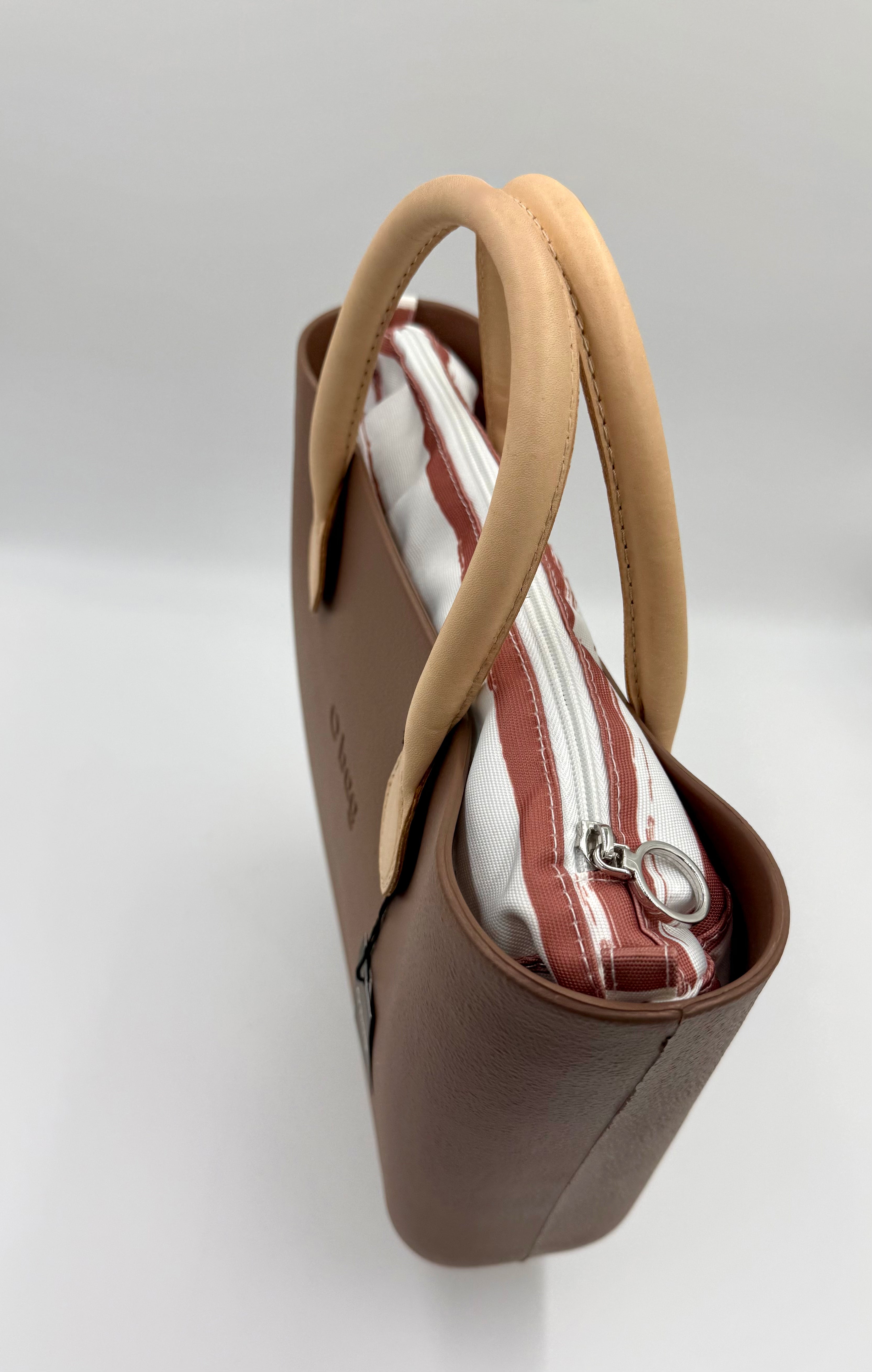 O bag Mini – taupe (greige) handbag with cream handles, striped zippered lining